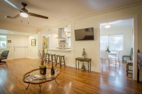 Casa en alquiler en Miami, Florida, 3 dormitorios, 205.22 m2 № 2008367 - foto 2