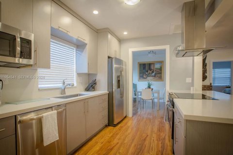 Casa en alquiler en Miami, Florida, 3 dormitorios, 205.22 m2 № 2008367 - foto 4