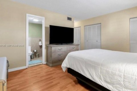 Condo in Dania Beach, Florida, 2 bedrooms  № 1996454 - photo 15