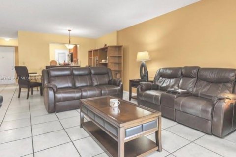 Condo in Dania Beach, Florida, 2 bedrooms  № 1996454 - photo 9