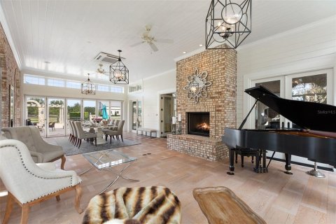 House in Chuluota, Florida 8 bedrooms, 1258.73 sq.m. № 2229389 - photo 16