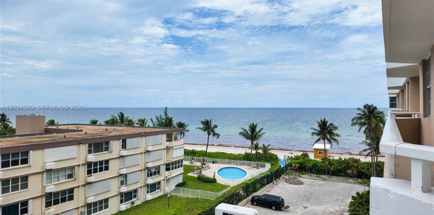 Condo in Hallandale Beach, Florida, 1 bedroom № 2253374