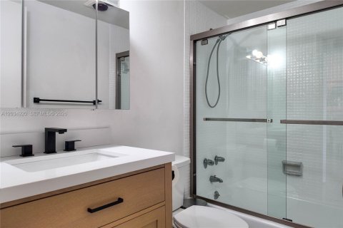 Condo in Hallandale Beach, Florida, 1 bedroom № 2253374 - photo 10
