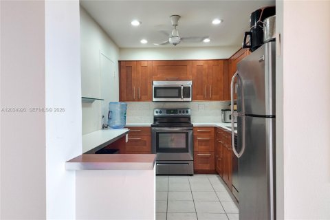 Condo in Hallandale Beach, Florida, 1 bedroom № 2253374 - photo 3