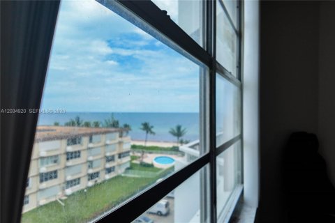 Condo in Hallandale Beach, Florida, 1 bedroom № 2253374 - photo 13