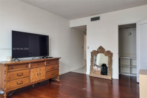 Condo in Hallandale Beach, Florida, 1 bedroom № 2253374 - photo 14
