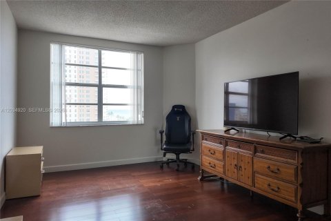 Condo in Hallandale Beach, Florida, 1 bedroom № 2253374 - photo 12