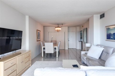 Condo in Hallandale Beach, Florida, 1 bedroom № 2253374 - photo 8