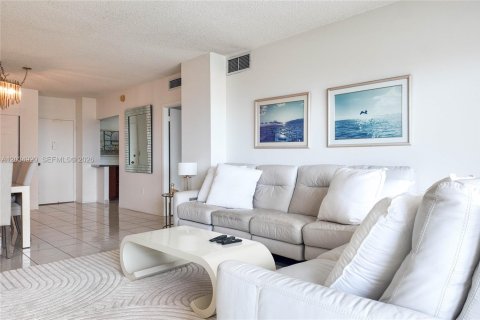 Condo in Hallandale Beach, Florida, 1 bedroom № 2253374 - photo 7
