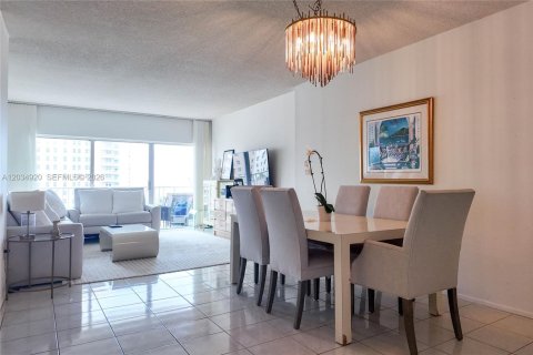 Condo in Hallandale Beach, Florida, 1 bedroom № 2253374 - photo 2