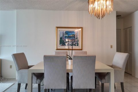 Condo in Hallandale Beach, Florida, 1 bedroom № 2253374 - photo 9