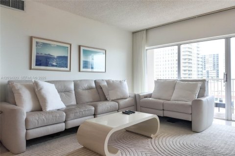 Condo in Hallandale Beach, Florida, 1 bedroom № 2253374 - photo 6
