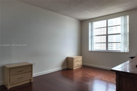 Condo in Hallandale Beach, Florida, 1 bedroom № 2253374 - photo 11