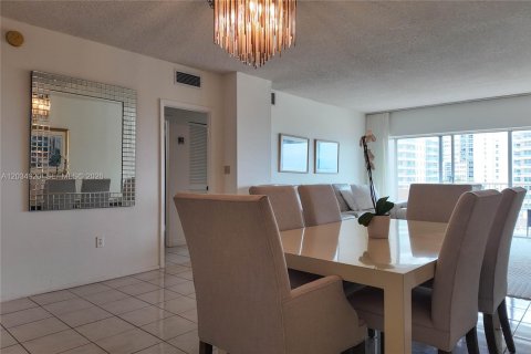 Condo in Hallandale Beach, Florida, 1 bedroom № 2253374 - photo 15