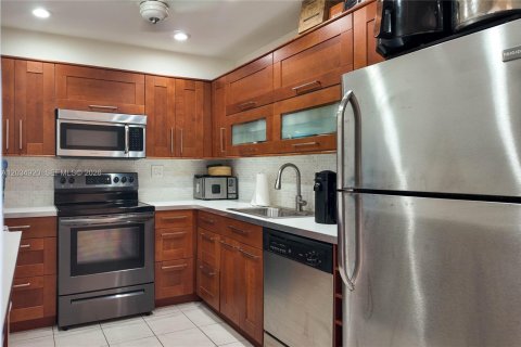 Condo in Hallandale Beach, Florida, 1 bedroom № 2253374 - photo 4