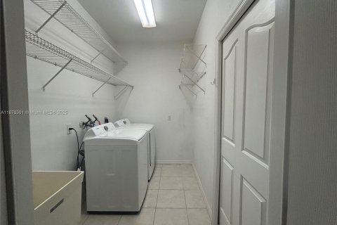 House in North Port, Florida 3 bedrooms, 164.44 sq.m. № 1927868 - photo 11