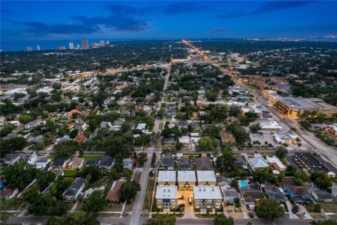 Townhouse in Tampa, Florida 4 bedrooms, 243.4 sq.m. № 2411578 - photo 17