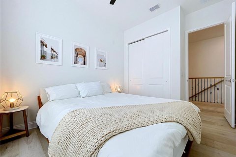 Townhouse in Tampa, Florida 4 bedrooms, 243.4 sq.m. № 2411578 - photo 7