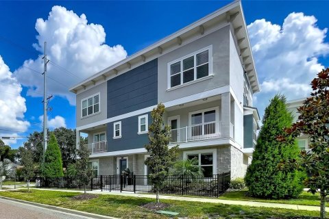 Townhouse in Tampa, Florida 4 bedrooms, 243.4 sq.m. № 2411578