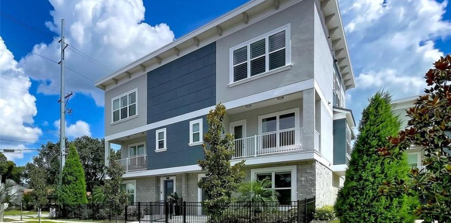 Townhouse in Tampa, Florida 4 bedrooms, 243.4 sq.m. № 2411578
