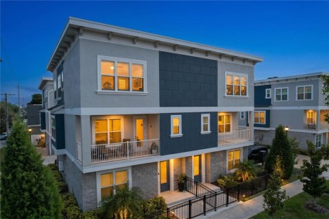 Townhouse in Tampa, Florida 4 bedrooms, 243.4 sq.m. № 2411578 - photo 19
