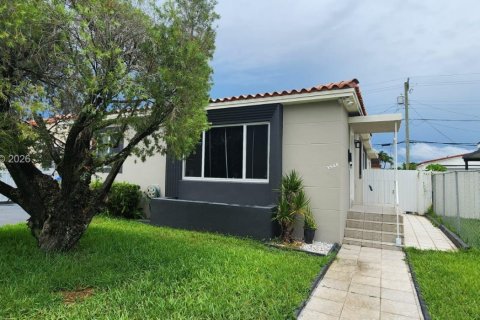 Снять в аренду коммерческую недвижимость в Майами, Флорида 1 спальня, 37.16м2, № 2005394 - фото 2