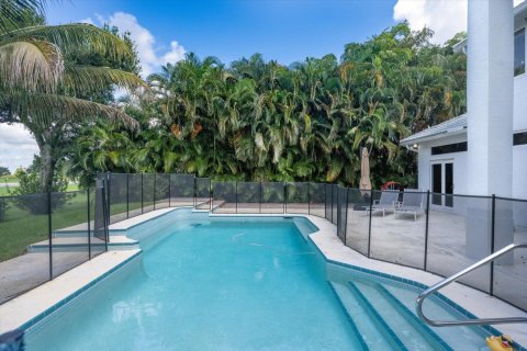 House in Wellington, Florida 5 bedrooms, 422.15 sq.m. № 810270 - photo 1