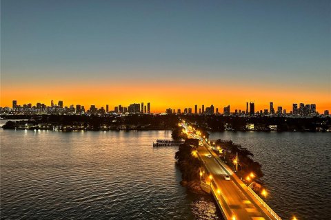 Купить кондоминиум в Майами-Бич, Флорида 2 спальни, 119.57м2, № 1981711 - фото 1