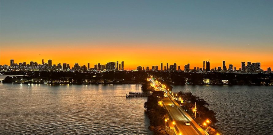 Кондоминиум с 2 спальнями в Майами-Бич, Флорида № 1981711