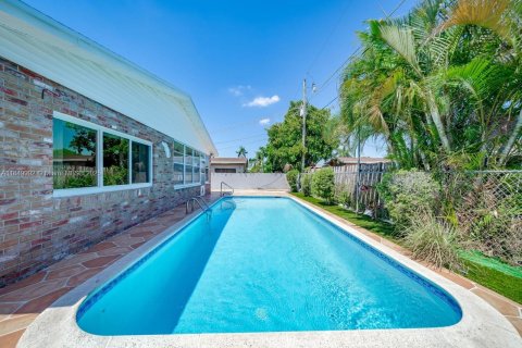 House in Sunrise, Florida 3 bedrooms, 144.37 sq.m. № 1871293 - photo 3