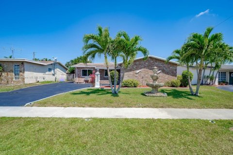 House in Sunrise, Florida 3 bedrooms, 144.37 sq.m. № 1871293 - photo 2