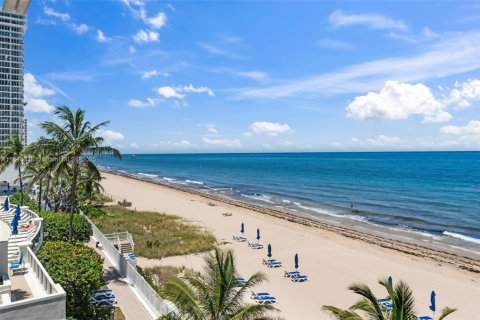 Condo in Fort Lauderdale, Florida, 3 bedrooms  № 1845597 - photo 1