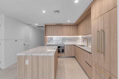 Condo in Miami, Florida, 3 bedrooms  № 2243422