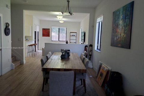 Townhouse in Miami, Florida 4 bedrooms, 168.34 sq.m. № 1922889 - photo 2