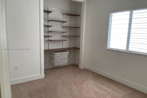 Townhouse in Miami, Florida 4 bedrooms, 168.34 sq.m. № 1922889 - photo 6