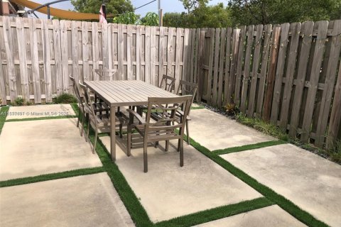 Снять в аренду таунхаус в Майами, Флорида 4 спальни, 168.34м2, № 1922889 - фото 13