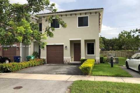 Townhouse in Miami, Florida 4 bedrooms, 168.34 sq.m. № 1922889 - photo 1