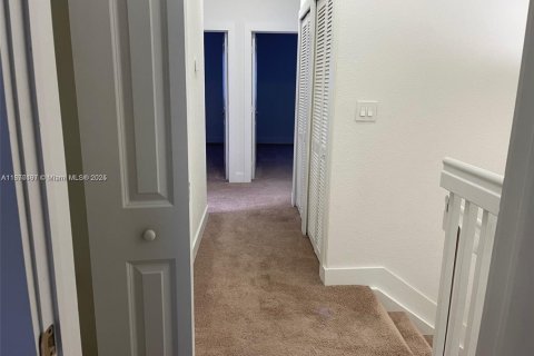 Снять в аренду таунхаус в Майами, Флорида 4 спальни, 168.34м2, № 1922889 - фото 11