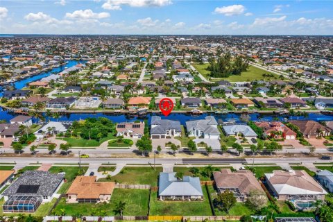 House in Cape Coral, Florida 4 bedrooms, 317.91 sq.m. № 1845779 - photo 3