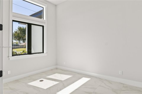 House in Cape Coral, Florida 4 bedrooms, 317.91 sq.m. № 1845779 - photo 6