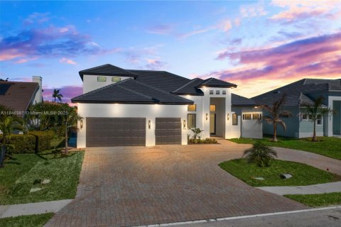 House in Cape Coral, Florida 4 bedrooms, 317.91 sq.m. № 1845779 - photo 1
