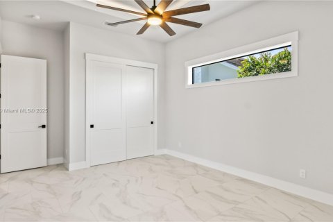 House in Cape Coral, Florida 4 bedrooms, 317.91 sq.m. № 1845779 - photo 26