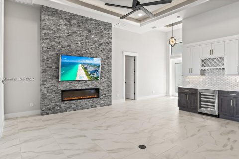 House in Cape Coral, Florida 4 bedrooms, 317.91 sq.m. № 1845779 - photo 11