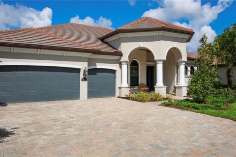 House in LAKEWOOD NATIONAL in Bradenton, Florida 4 bedrooms, 236.25 sq.m. № 213385 - photo 17
