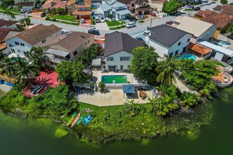 House in Miami, Florida 5 bedrooms, 235.69 sq.m. № 1922561 - photo 1
