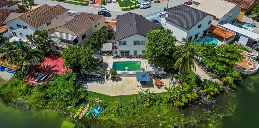 Casa en Miami, Florida 5 dormitorios, 235.69 m2 № 1922561