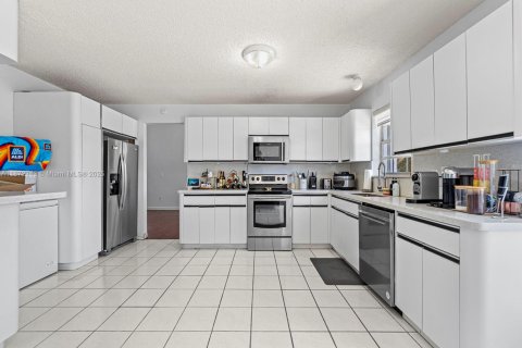 House in Miami, Florida 5 bedrooms, 235.69 sq.m. № 1922561 - photo 15