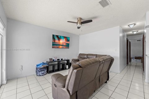 House in Miami, Florida 5 bedrooms, 235.69 sq.m. № 1922561 - photo 16