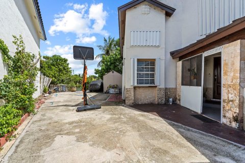 House in Miami, Florida 5 bedrooms, 235.69 sq.m. № 1922561 - photo 30