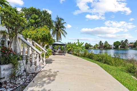 House in Miami, Florida 5 bedrooms, 235.69 sq.m. № 1922561 - photo 9